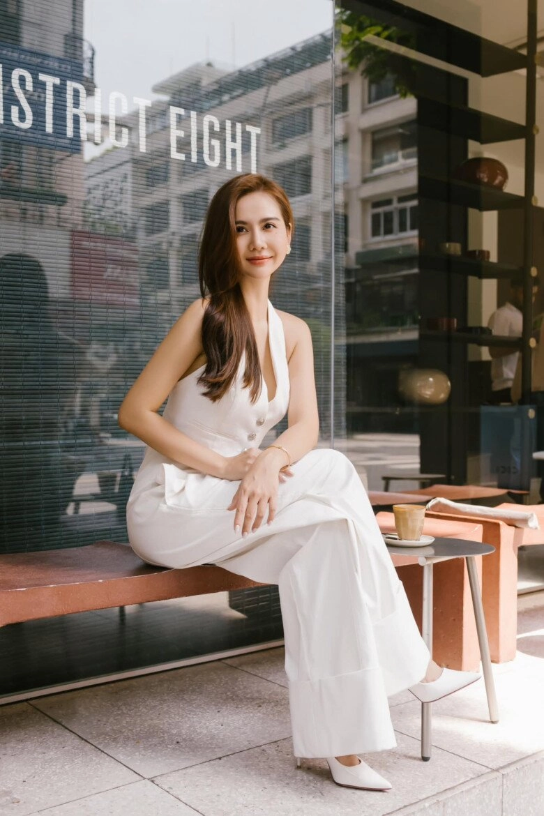 10 set đồ đen trắng mà vẫn hack tuổi của con gái nữ hoàng ảnh lịch chả trách u40 vẫn ngày càng nhuận sắc - 2