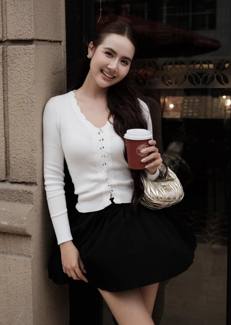 10 set đồ đen trắng mà vẫn hack tuổi của con gái nữ hoàng ảnh lịch chả trách u40 vẫn ngày càng nhuận sắc - 3