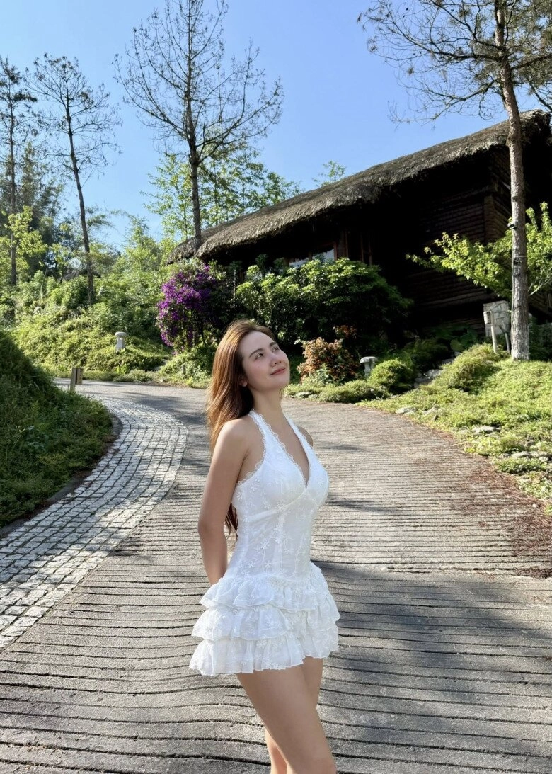 10 set đồ đen trắng mà vẫn hack tuổi của con gái nữ hoàng ảnh lịch chả trách u40 vẫn ngày càng nhuận sắc - 5