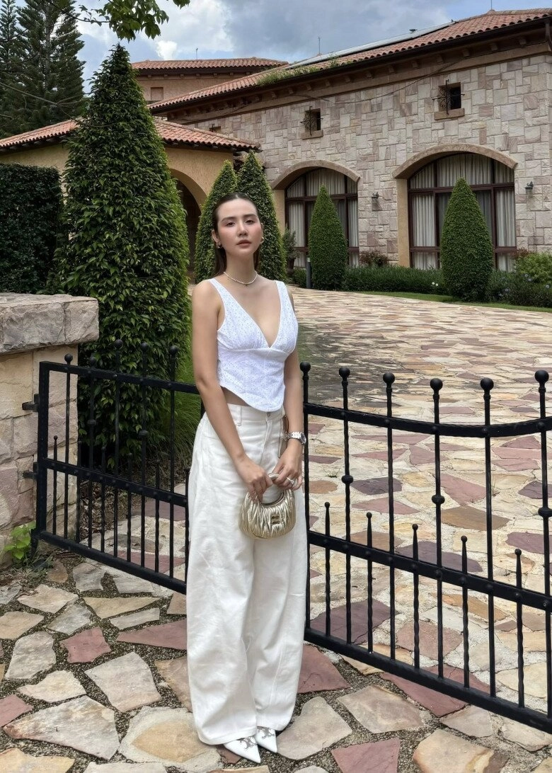 10 set đồ đen trắng mà vẫn hack tuổi của con gái nữ hoàng ảnh lịch chả trách u40 vẫn ngày càng nhuận sắc - 6