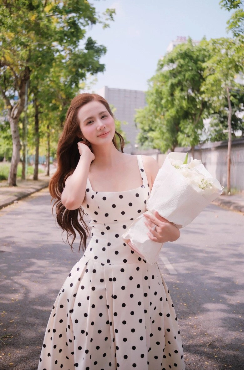 10 set đồ đen trắng mà vẫn hack tuổi của con gái nữ hoàng ảnh lịch chả trách u40 vẫn ngày càng nhuận sắc - 8