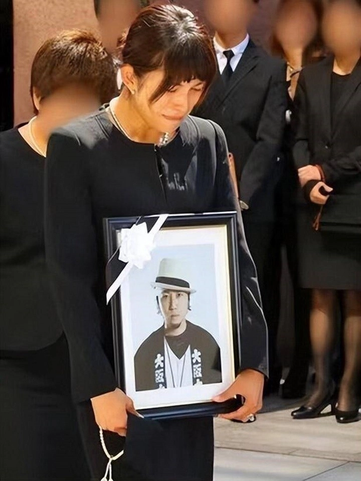 2 mỹ nhân nhật bị chồng tố ngược chuyện ngoại tình người ôm di ảnh ông xã khóc nấc người bị thám tử tư theo dõi - 3