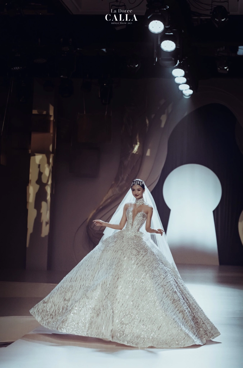 Á hậu cẩm ly đốn tim khán giả khi hóa thân thành cô dâu xinh đẹp trong calla show 2025 - 1