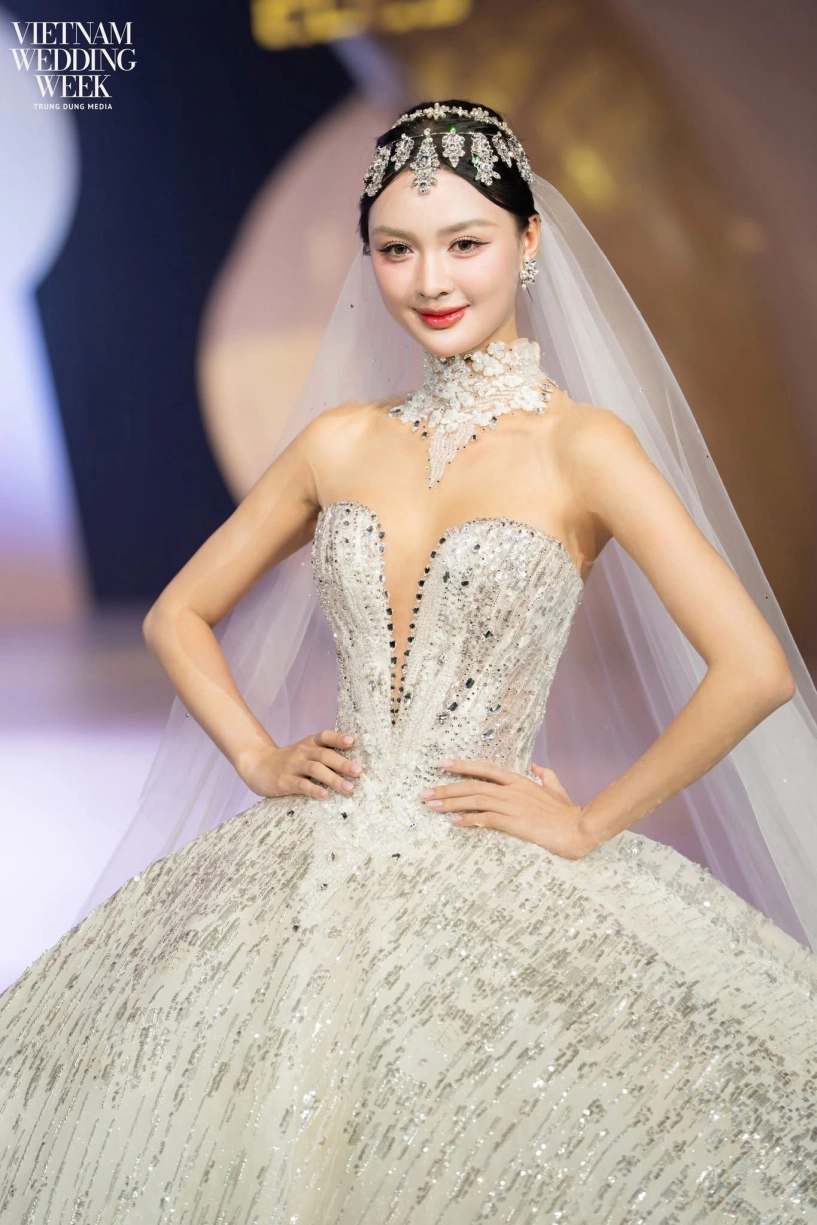 Á hậu cẩm ly đốn tim khán giả khi hóa thân thành cô dâu xinh đẹp trong calla show 2025 - 3