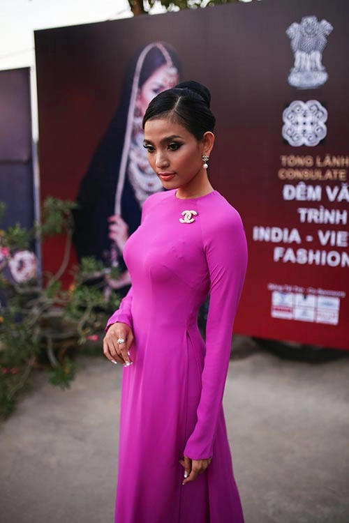 Á hậu trương thị may mặc lại áo dài từng thi miss universe 2013 - 1