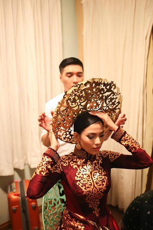 Á hậu trương thị may mặc lại áo dài từng thi miss universe 2013 - 4