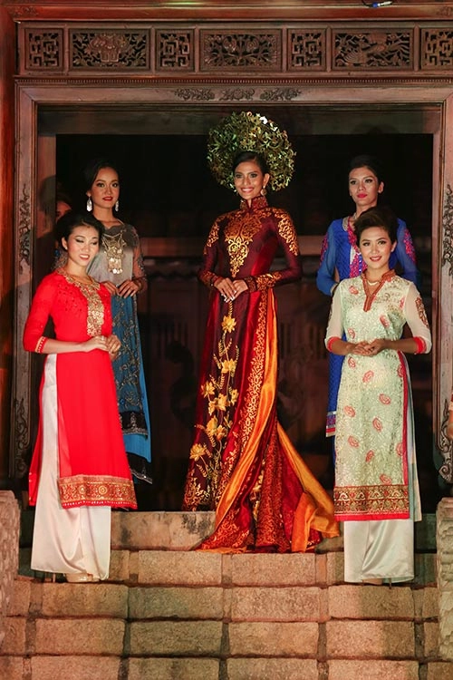 Á hậu trương thị may mặc lại áo dài từng thi miss universe 2013 - 7