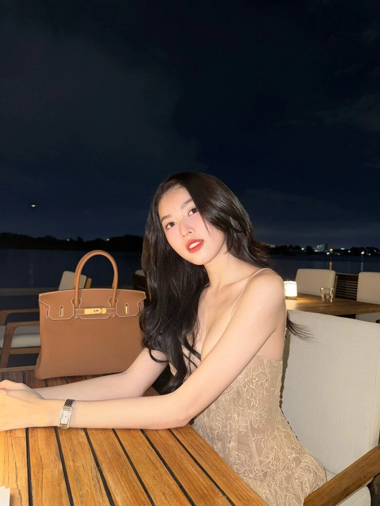 Á hậu việt nam bị đồn sắp làm dâu hào môn sở hữu đôi chân dài 1m1 mặc cắt khoét khoe dáng bốc lửa ngó túi hiệu mà choáng ngợp - 2