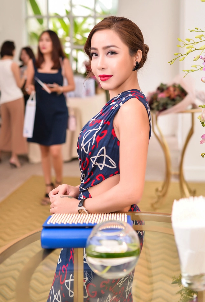 Á khôi mai diệu linh quấn khăn lụa thành váy khoe chân thon siêu sexy - 5