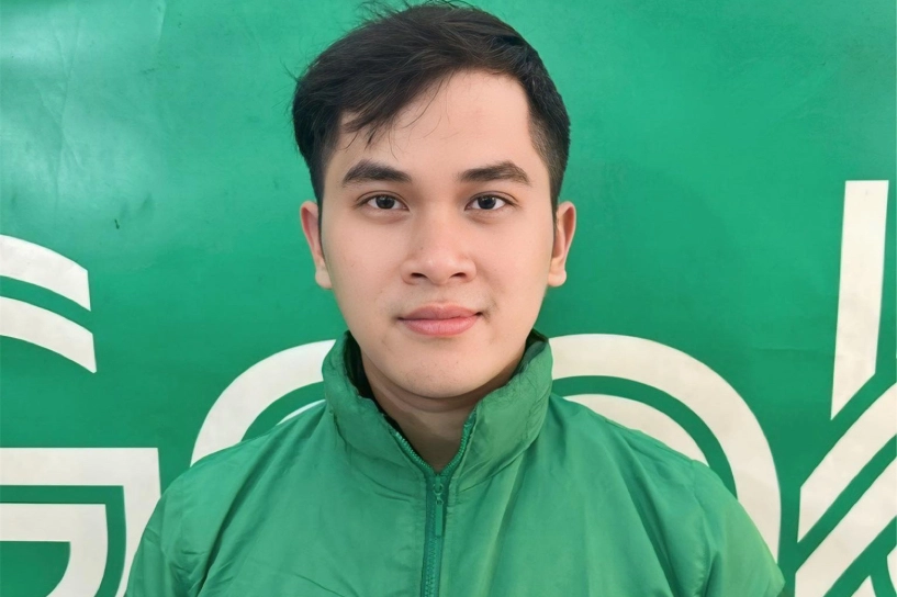 Á quân học viện cải lương đẹp trai sinh năm 2000 chạy xe ôm mưu sinh - 1