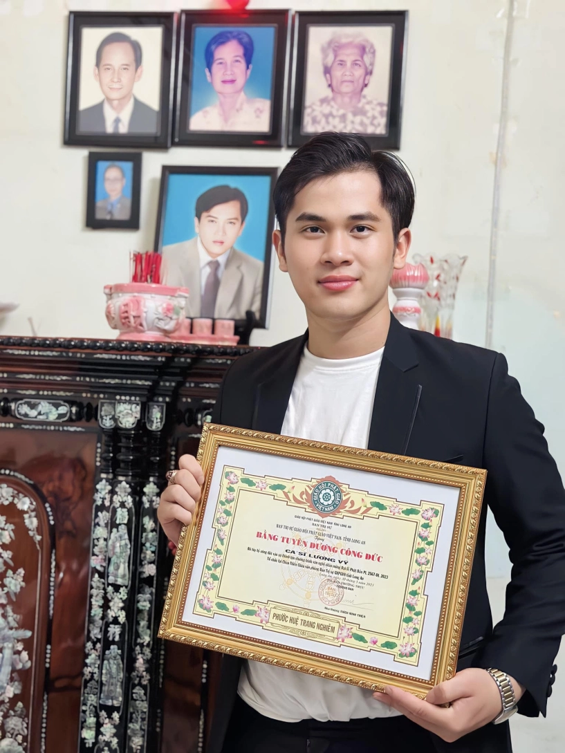 Á quân học viện cải lương đẹp trai sinh năm 2000 chạy xe ôm mưu sinh - 3