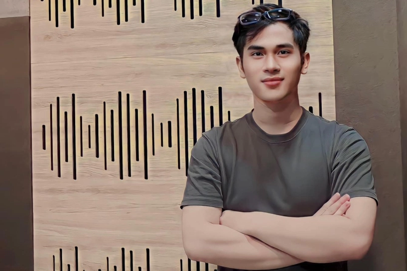 Á quân học viện cải lương đẹp trai sinh năm 2000 chạy xe ôm mưu sinh - 4