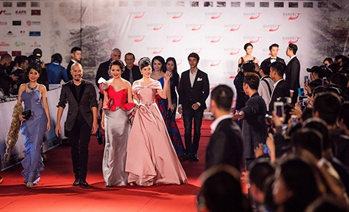 Angela phương trinh làm náo loạn thảm đỏ liên hoan phim quốc tế - 9