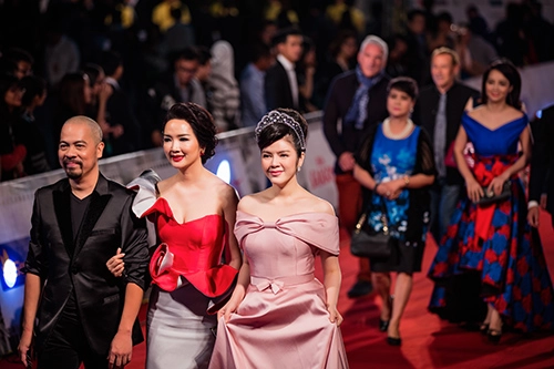 Angela phương trinh làm náo loạn thảm đỏ liên hoan phim quốc tế - 10