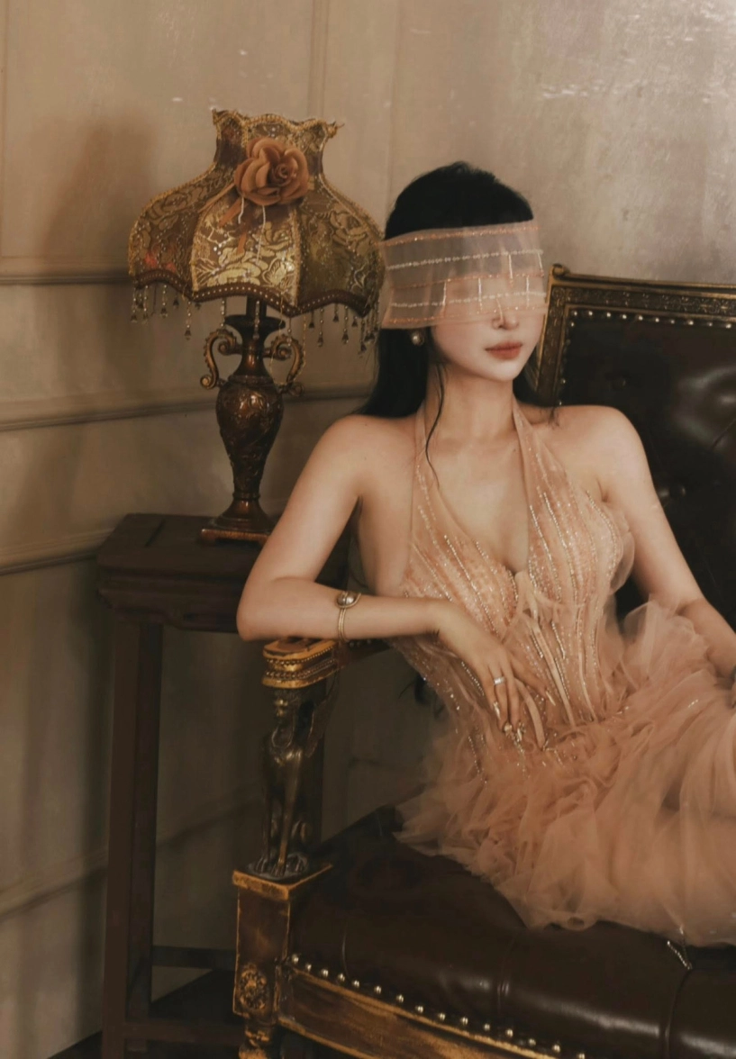 Bà xã đại gia minh nhựa chăm diện đồ xuyên thấu khoe dáng cực đỉnh ở tuổi u40 - 2