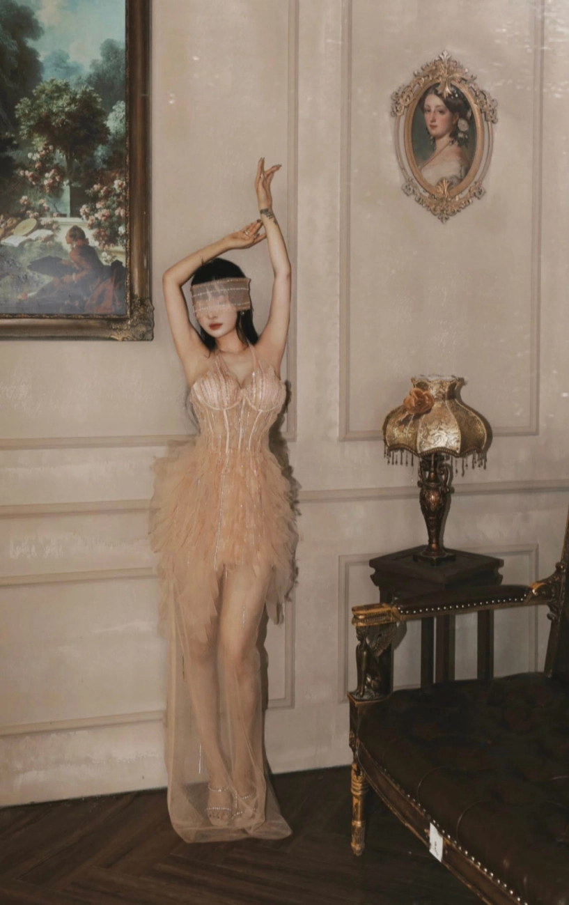 Bà xã đại gia minh nhựa chăm diện đồ xuyên thấu khoe dáng cực đỉnh ở tuổi u40 - 4