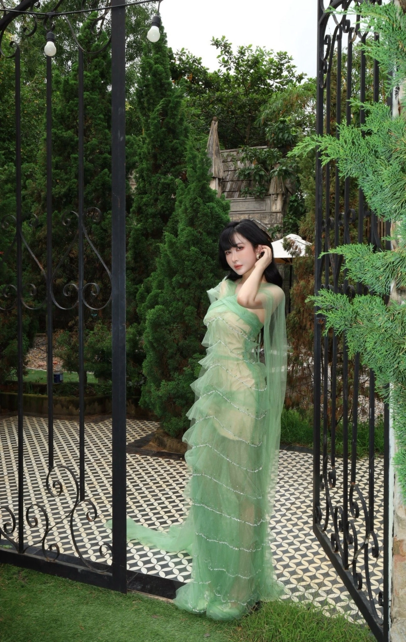 Bà xã đại gia minh nhựa chăm diện đồ xuyên thấu khoe dáng cực đỉnh ở tuổi u40 - 5