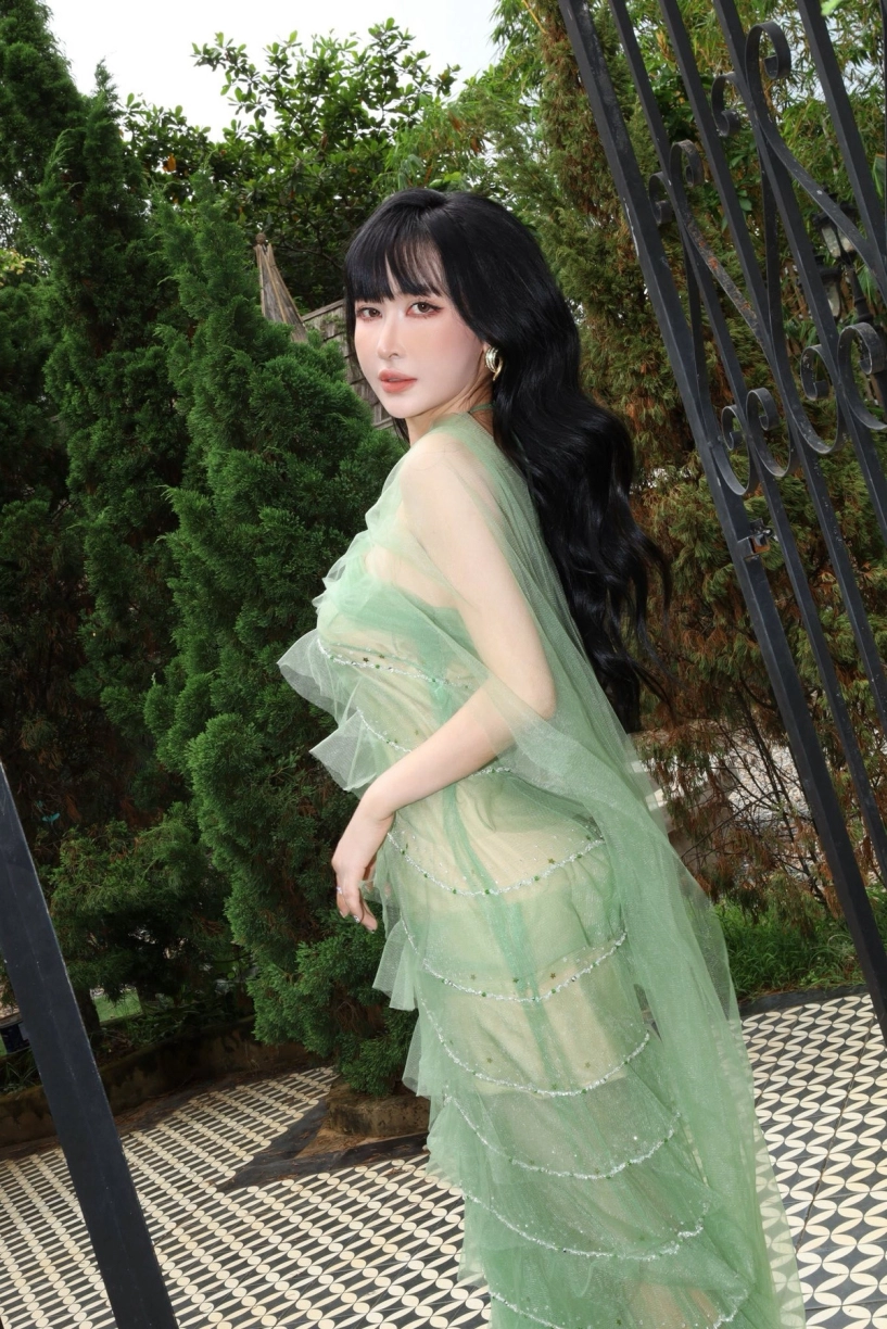 Bà xã đại gia minh nhựa chăm diện đồ xuyên thấu khoe dáng cực đỉnh ở tuổi u40 - 6