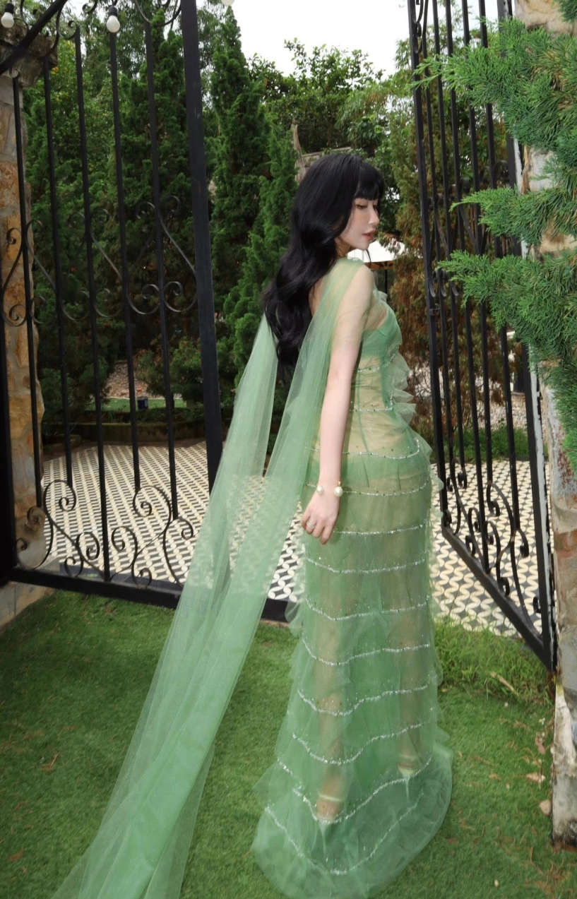 Bà xã đại gia minh nhựa chăm diện đồ xuyên thấu khoe dáng cực đỉnh ở tuổi u40 - 8