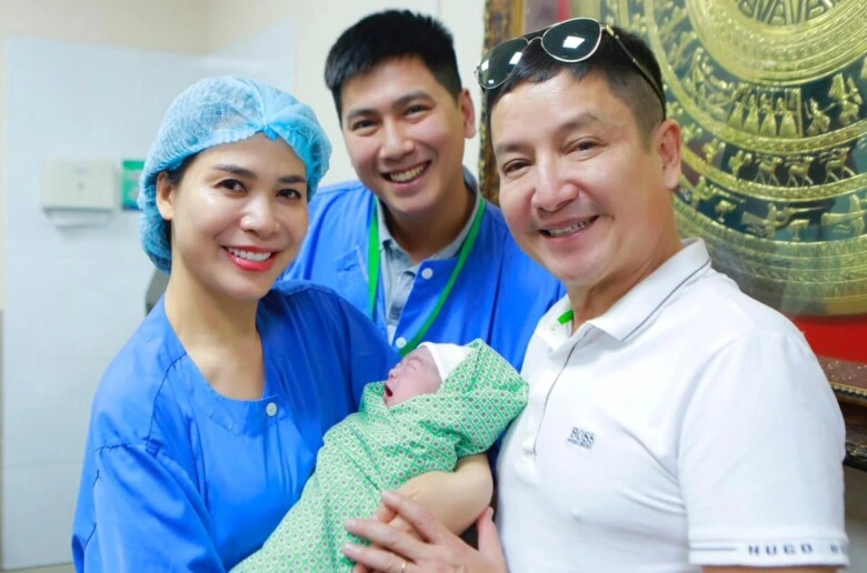 Bạn gái kém 17 tuổi của nsưt chí trung tự hào khoe con gái học giỏi ái nữ xinh xắn chuẩn gen mẹ á hậu - 3