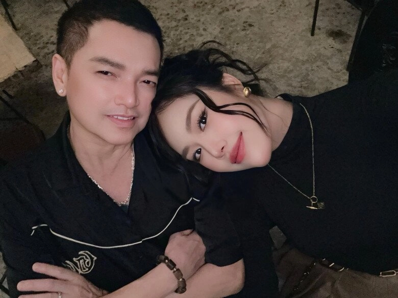 Bạn gái quang minh khoe cảnh con hôn tới tấp vào điện thoại khi bố đi làm xa quý tử bé xíu đã sống tình cảm - 2