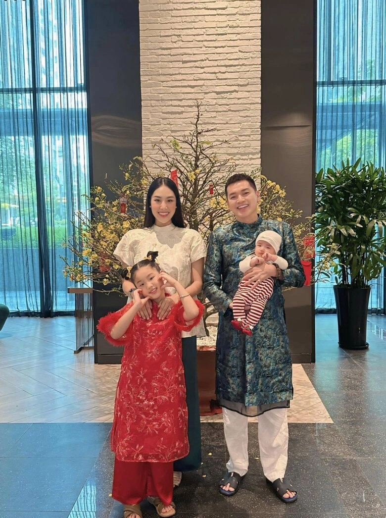 Bạn gái quang minh khoe cảnh con hôn tới tấp vào điện thoại khi bố đi làm xa quý tử bé xíu đã sống tình cảm - 3