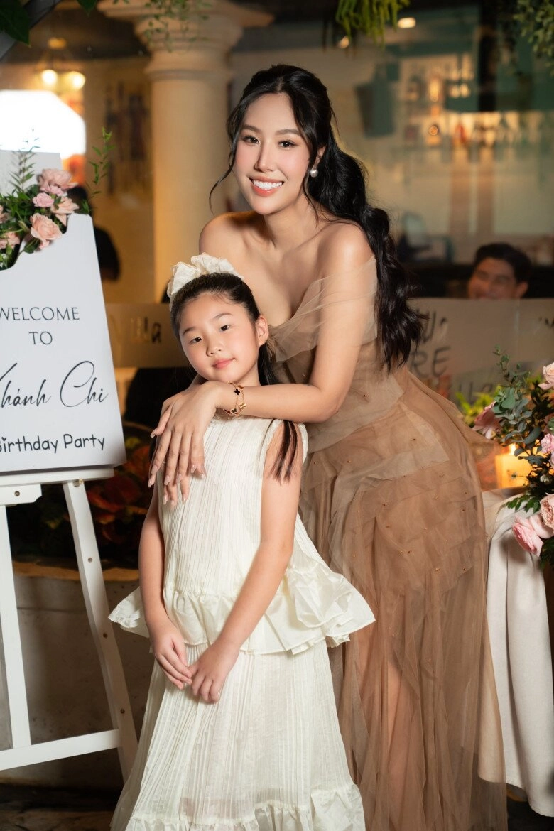 Bạn gái quang minh khoe cảnh con hôn tới tấp vào điện thoại khi bố đi làm xa quý tử bé xíu đã sống tình cảm - 4