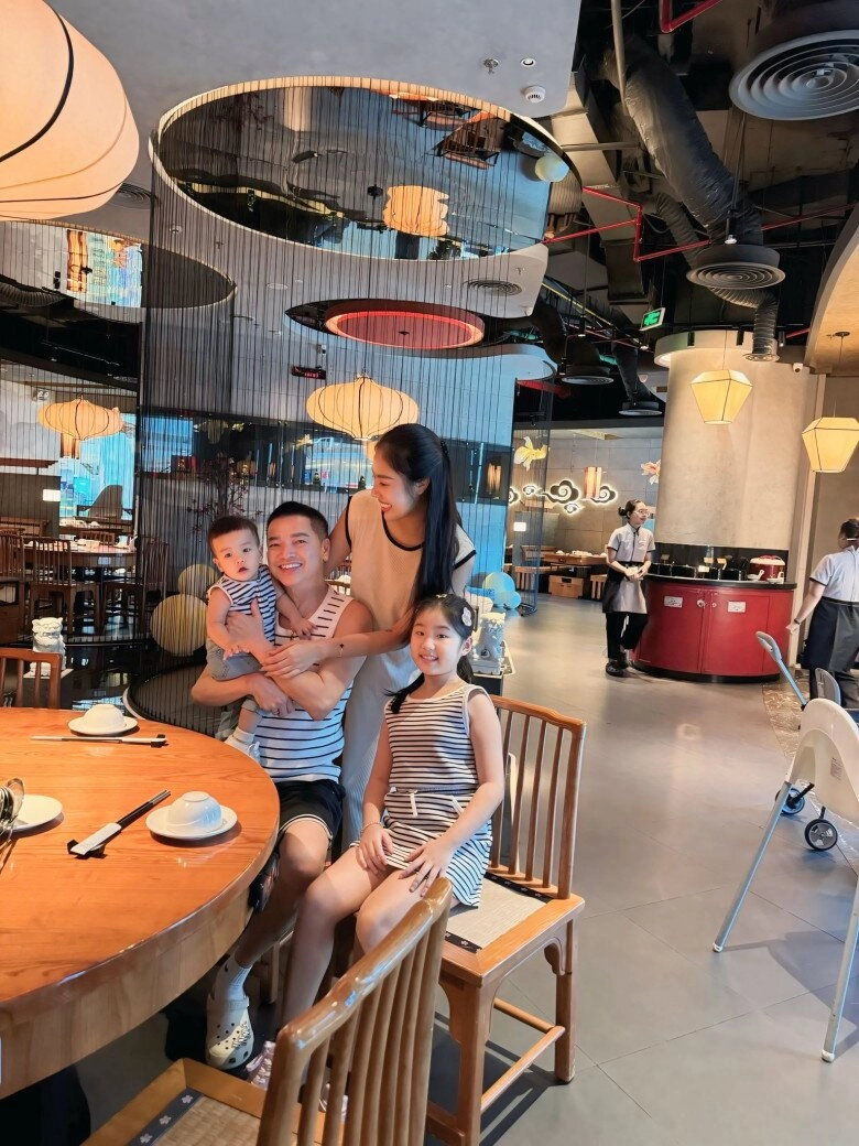 Bạn gái quang minh khoe cảnh con hôn tới tấp vào điện thoại khi bố đi làm xa quý tử bé xíu đã sống tình cảm - 7