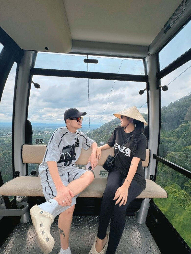 Bạn gái quang minh khoe cảnh con hôn tới tấp vào điện thoại khi bố đi làm xa quý tử bé xíu đã sống tình cảm - 8