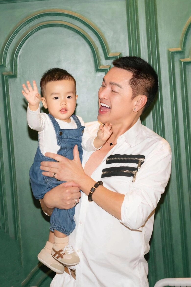 Bạn gái quang minh khoe cảnh con hôn tới tấp vào điện thoại khi bố đi làm xa quý tử bé xíu đã sống tình cảm - 9