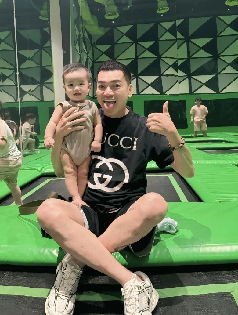 Bạn gái quang minh khoe cảnh con hôn tới tấp vào điện thoại khi bố đi làm xa quý tử bé xíu đã sống tình cảm - 10