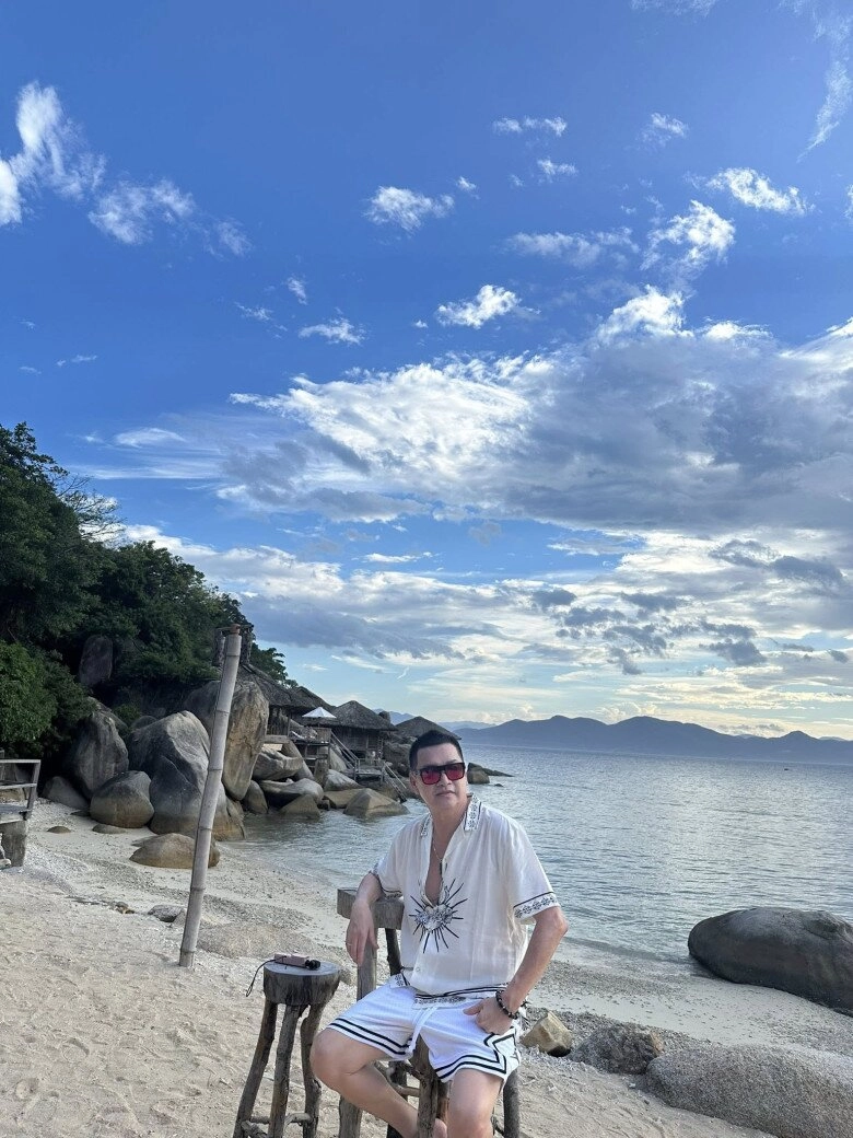 Bạn gái quang minh khoe cảnh con hôn tới tấp vào điện thoại khi bố đi làm xa quý tử bé xíu đã sống tình cảm - 12