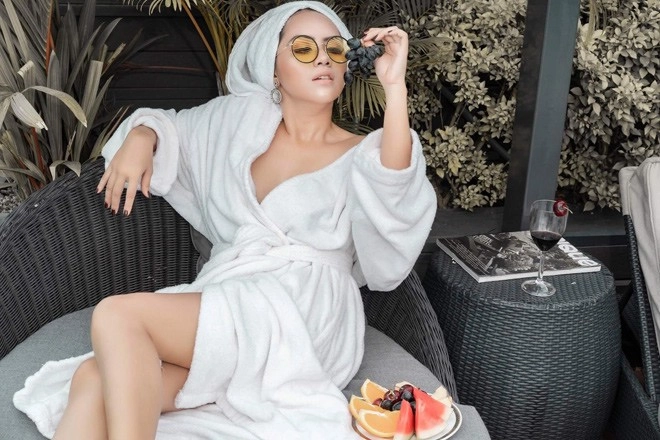 Bản sao của ca sĩ minh tuyết thả dáng bên hồ bơi - 1