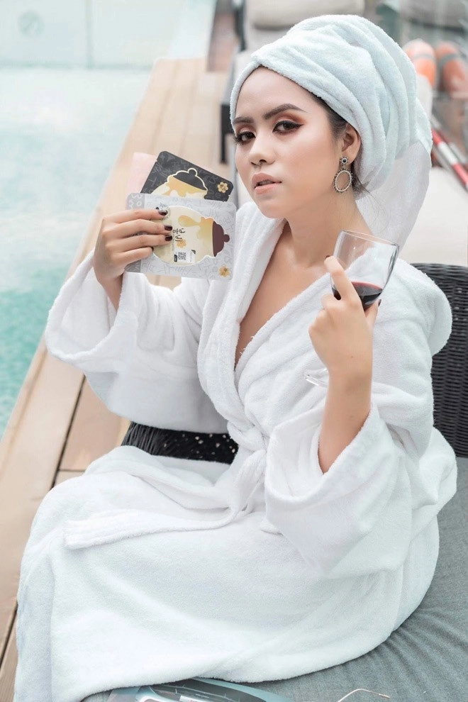 Bản sao của ca sĩ minh tuyết thả dáng bên hồ bơi - 2