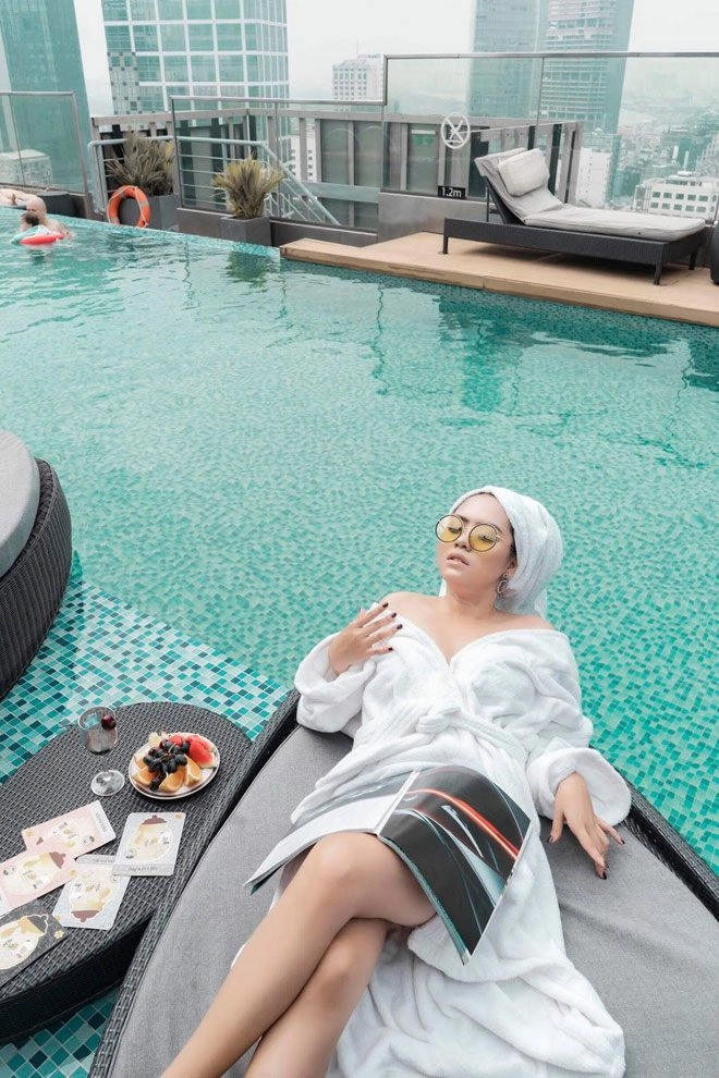 Bản sao của ca sĩ minh tuyết thả dáng bên hồ bơi - 3