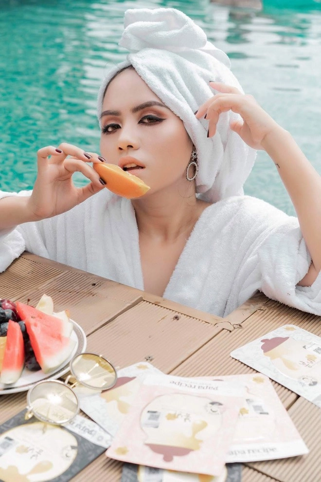 Bản sao của ca sĩ minh tuyết thả dáng bên hồ bơi - 4