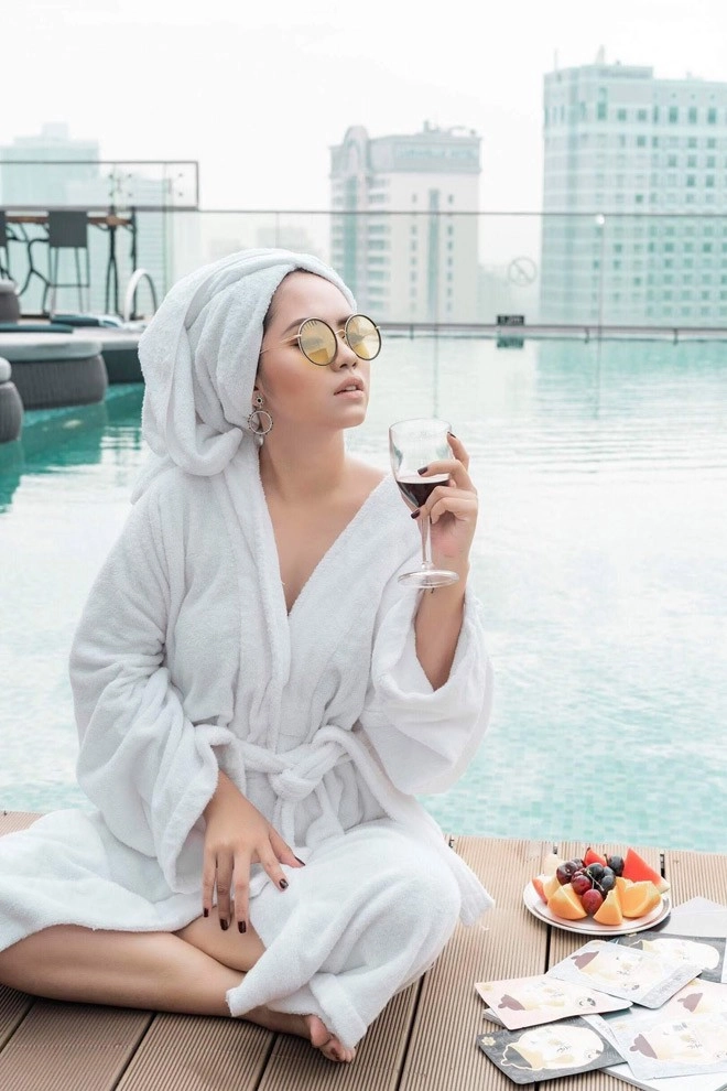 Bản sao của ca sĩ minh tuyết thả dáng bên hồ bơi - 5