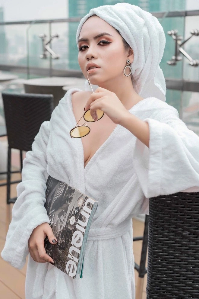 Bản sao của ca sĩ minh tuyết thả dáng bên hồ bơi - 6