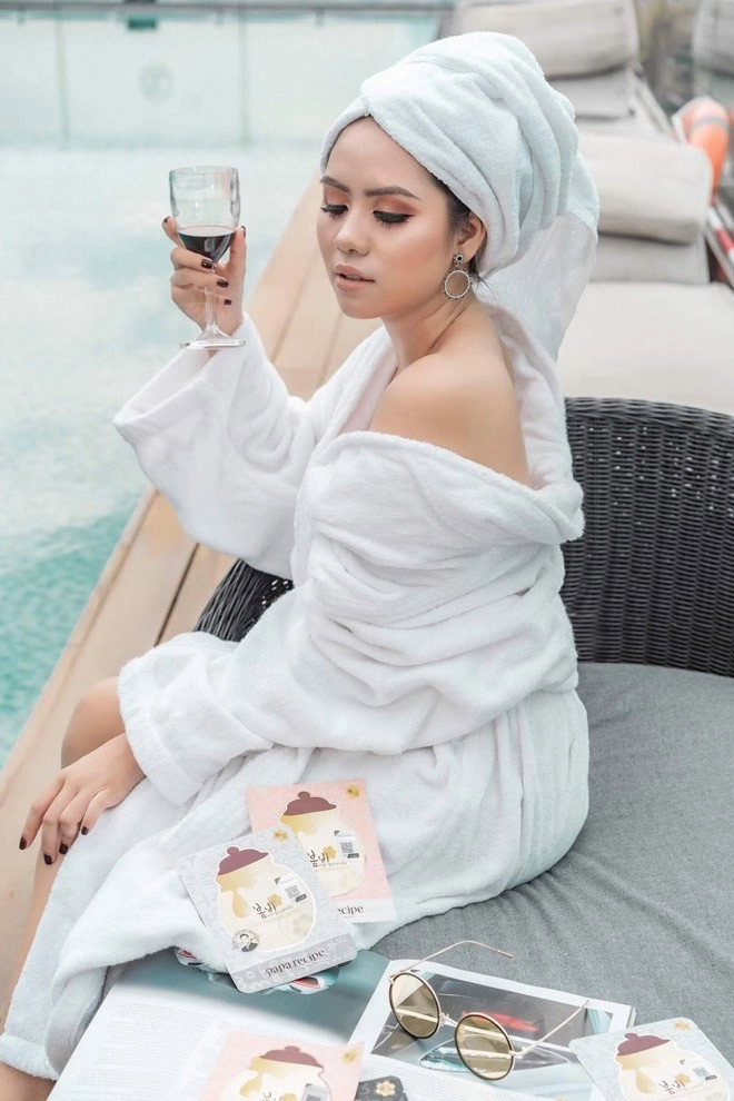 Bản sao của ca sĩ minh tuyết thả dáng bên hồ bơi - 7