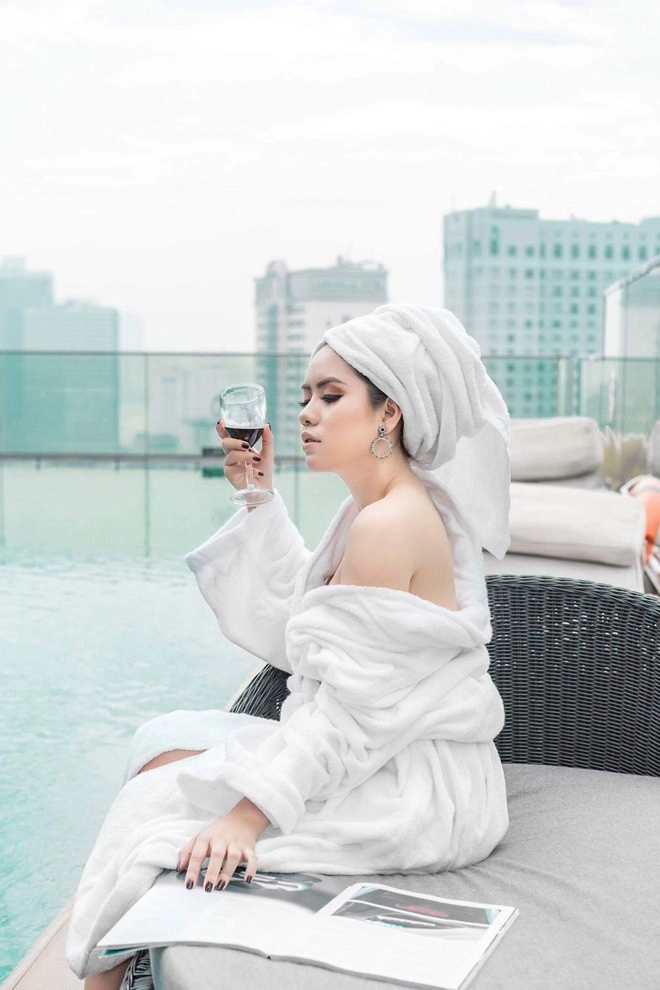 Bản sao của ca sĩ minh tuyết thả dáng bên hồ bơi - 8