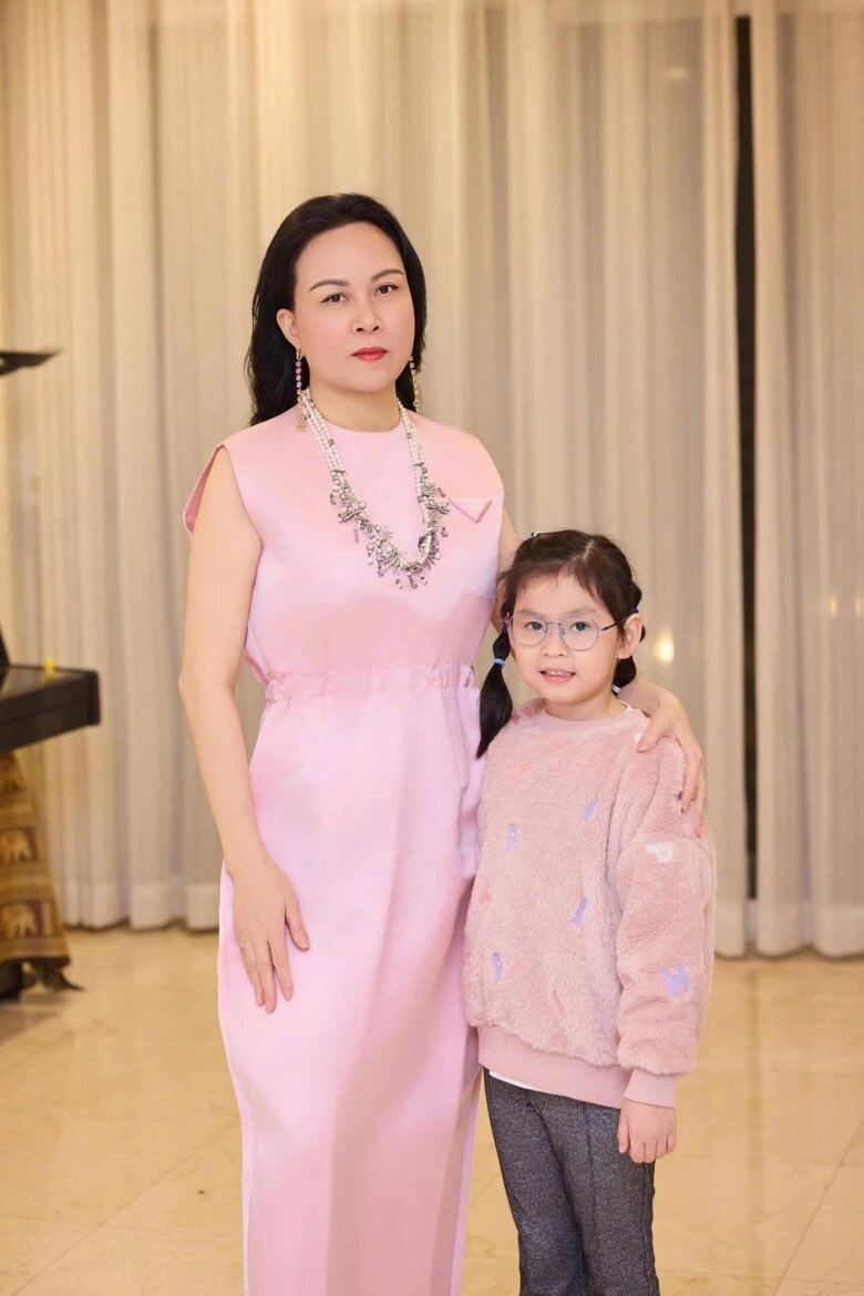 Bé sumi nhà phượng chanel khoe mình là con gái quách ngọc ngoan xin bố đưa đi gặp thần tượng phương mỹ chi - 4