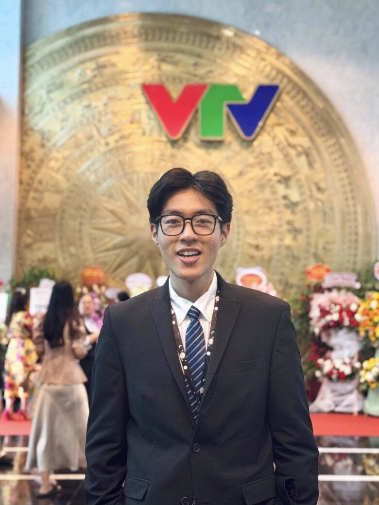 Btv vtv sinh năm 2000 đội bão đưa tin song ngữ là thạc sĩ tốt nghiệp trường danh giá nhận học bổng của đức - 8