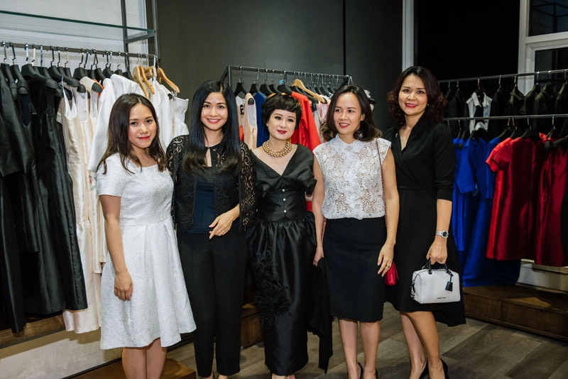 Ca sĩ thùy chi ngày càng xinh đẹp không ngại đội mưa xem thời trang - 1