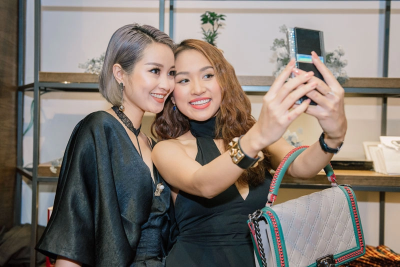 Ca sĩ thùy chi ngày càng xinh đẹp không ngại đội mưa xem thời trang - 3