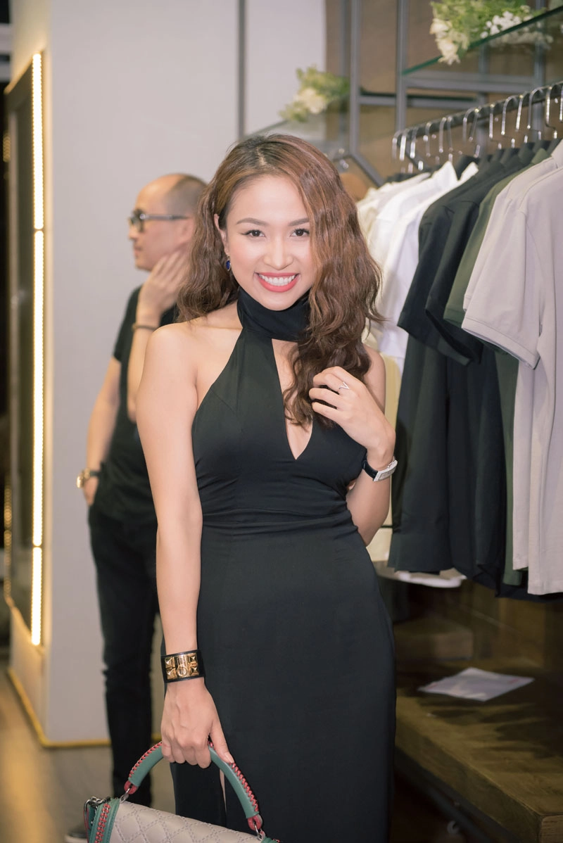 Ca sĩ thùy chi ngày càng xinh đẹp không ngại đội mưa xem thời trang - 5