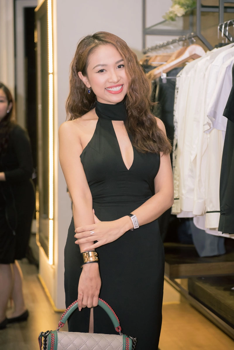 Ca sĩ thùy chi ngày càng xinh đẹp không ngại đội mưa xem thời trang - 6