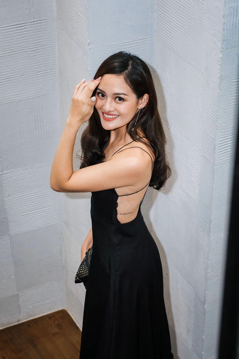 Ca sĩ thùy chi ngày càng xinh đẹp không ngại đội mưa xem thời trang - 8