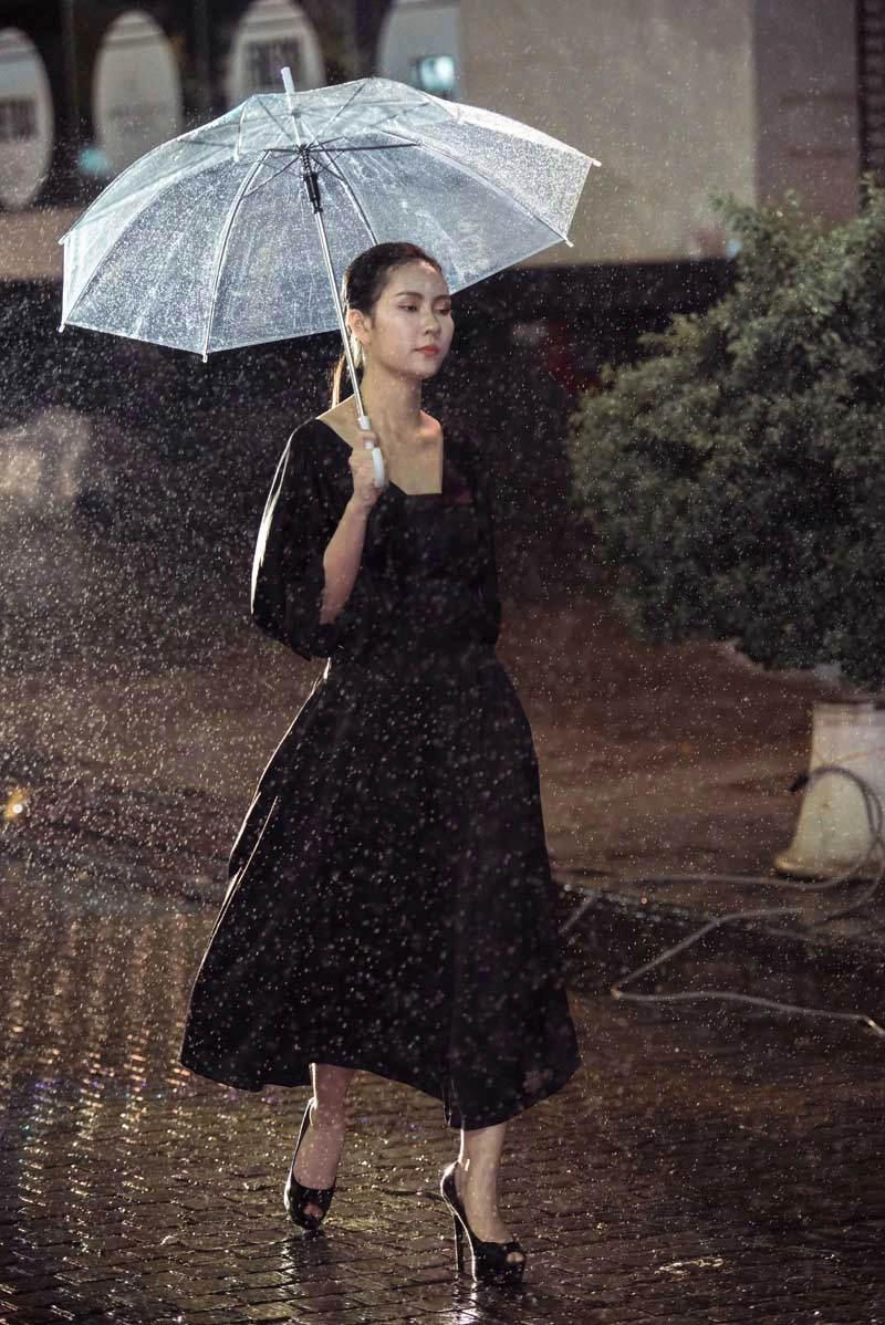 Ca sĩ thùy chi ngày càng xinh đẹp không ngại đội mưa xem thời trang - 9