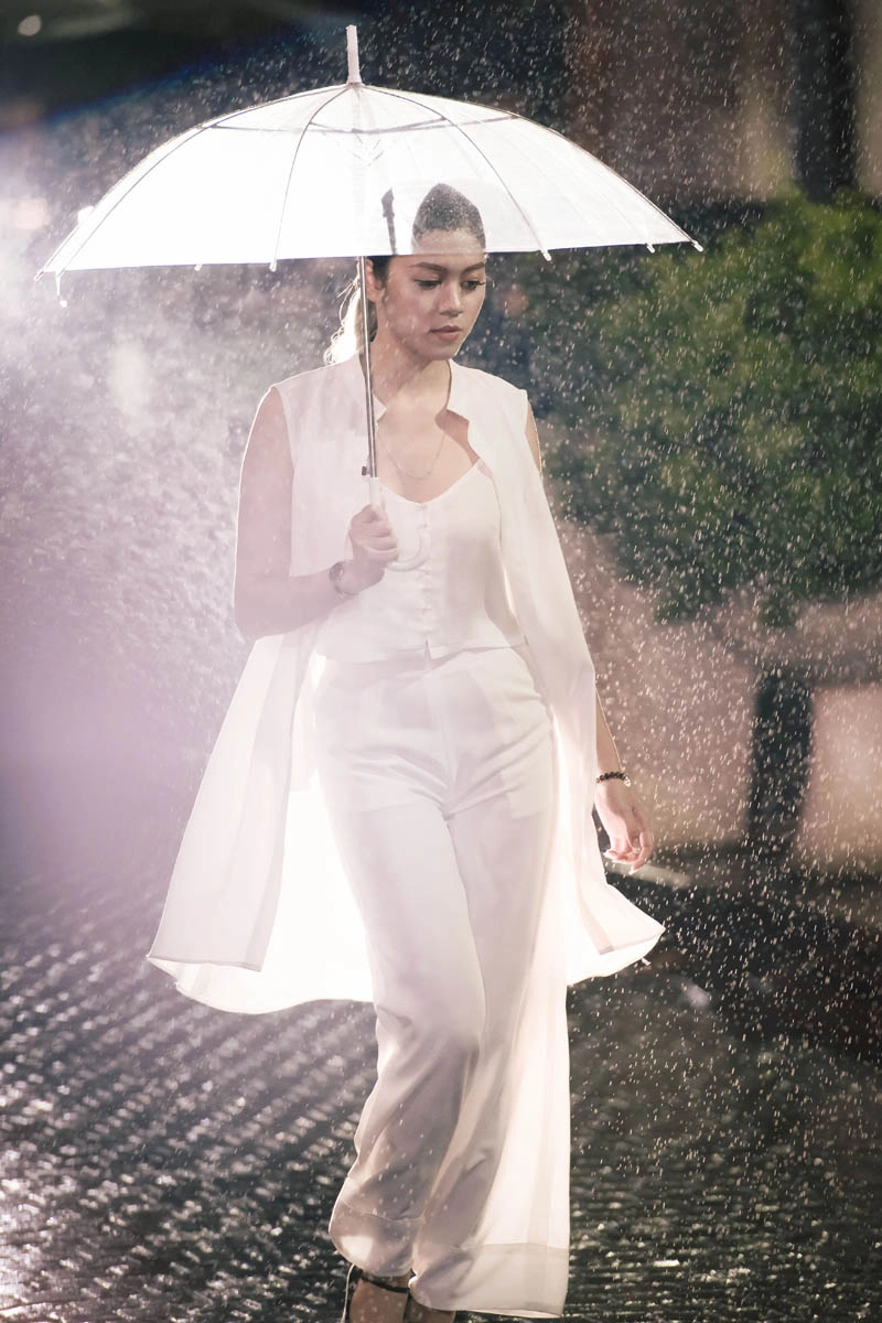 Ca sĩ thùy chi ngày càng xinh đẹp không ngại đội mưa xem thời trang - 10