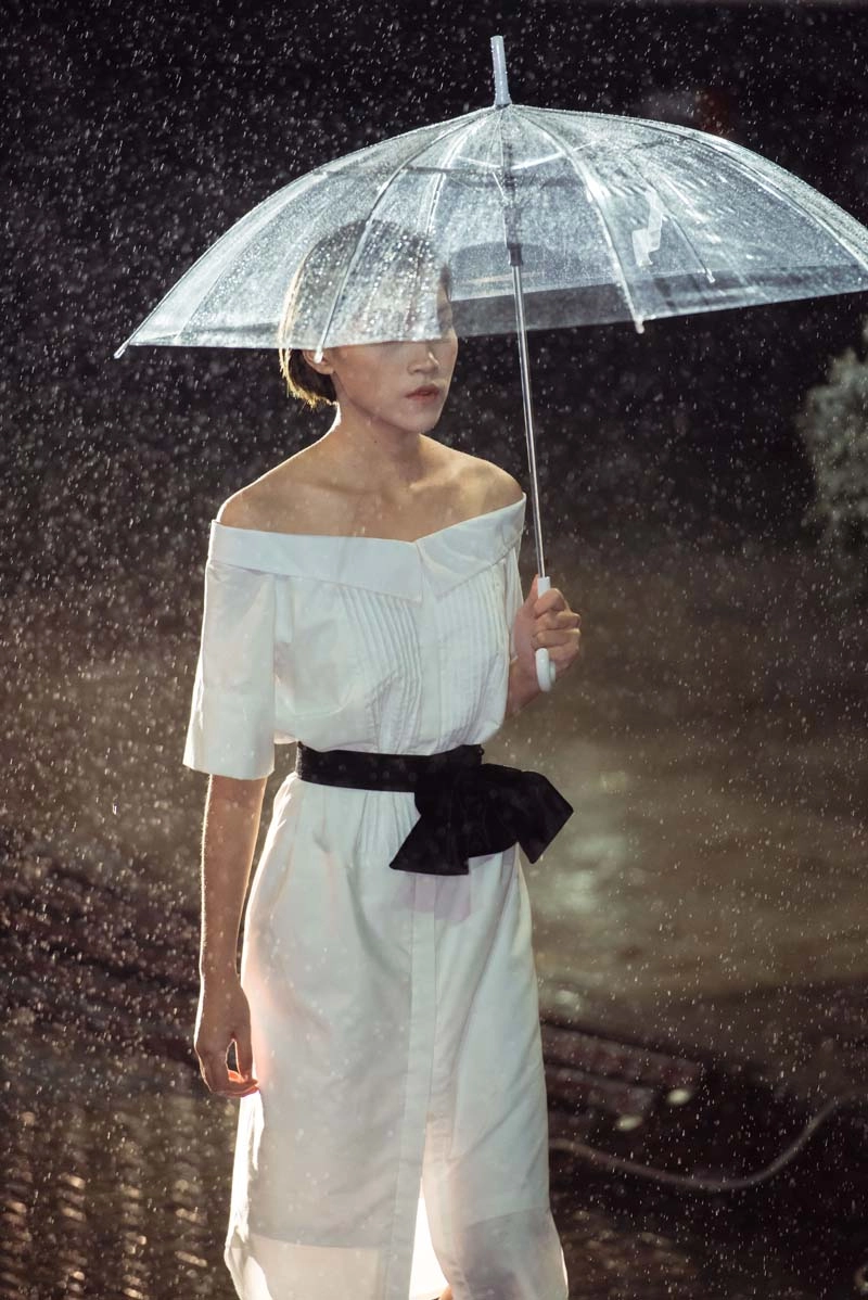 Ca sĩ thùy chi ngày càng xinh đẹp không ngại đội mưa xem thời trang - 11